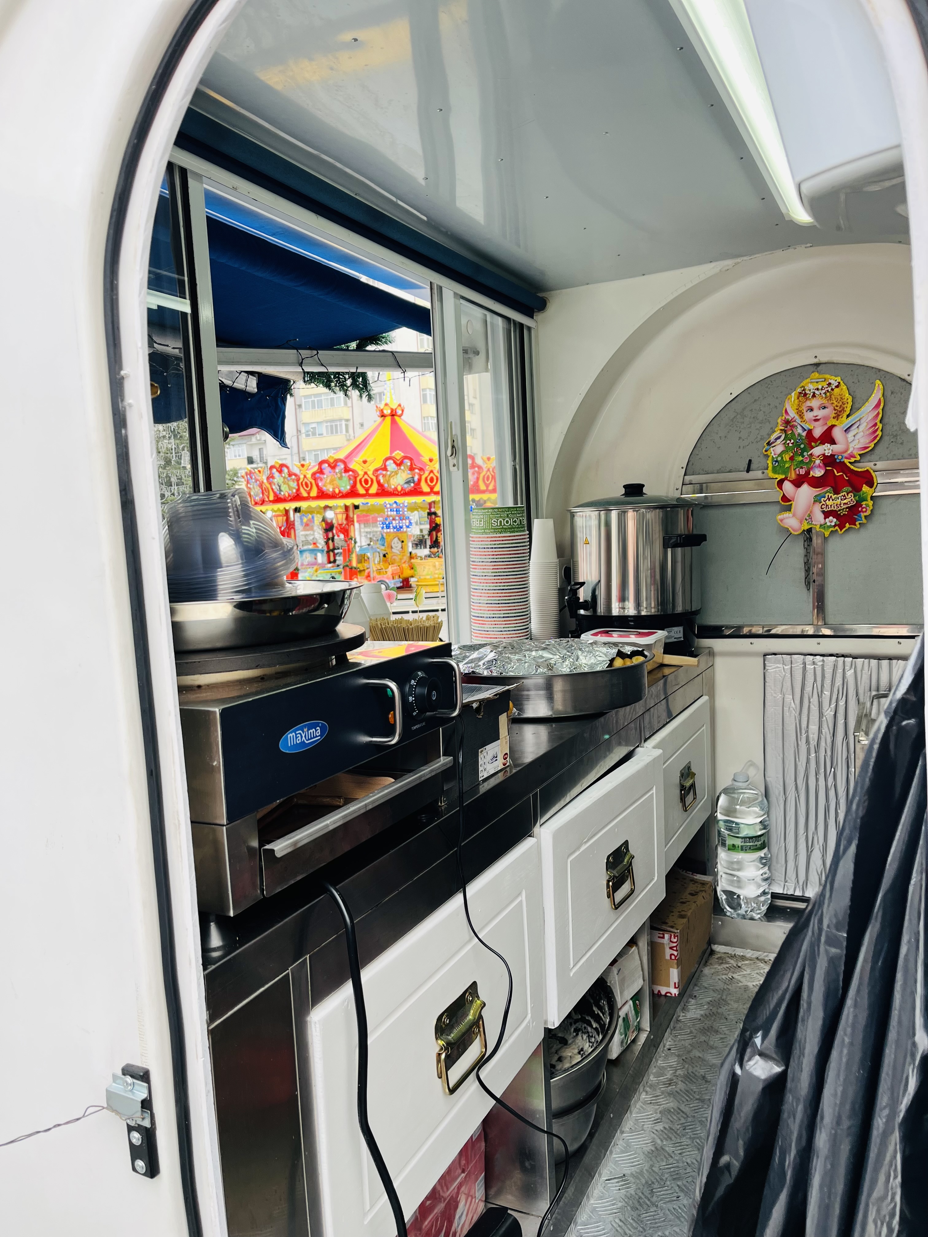 Schimb sau vând rulota fast food truk Pentru sezonul de vară/iarna  Acte la zii , fiscal pe loc . - Imagine 4