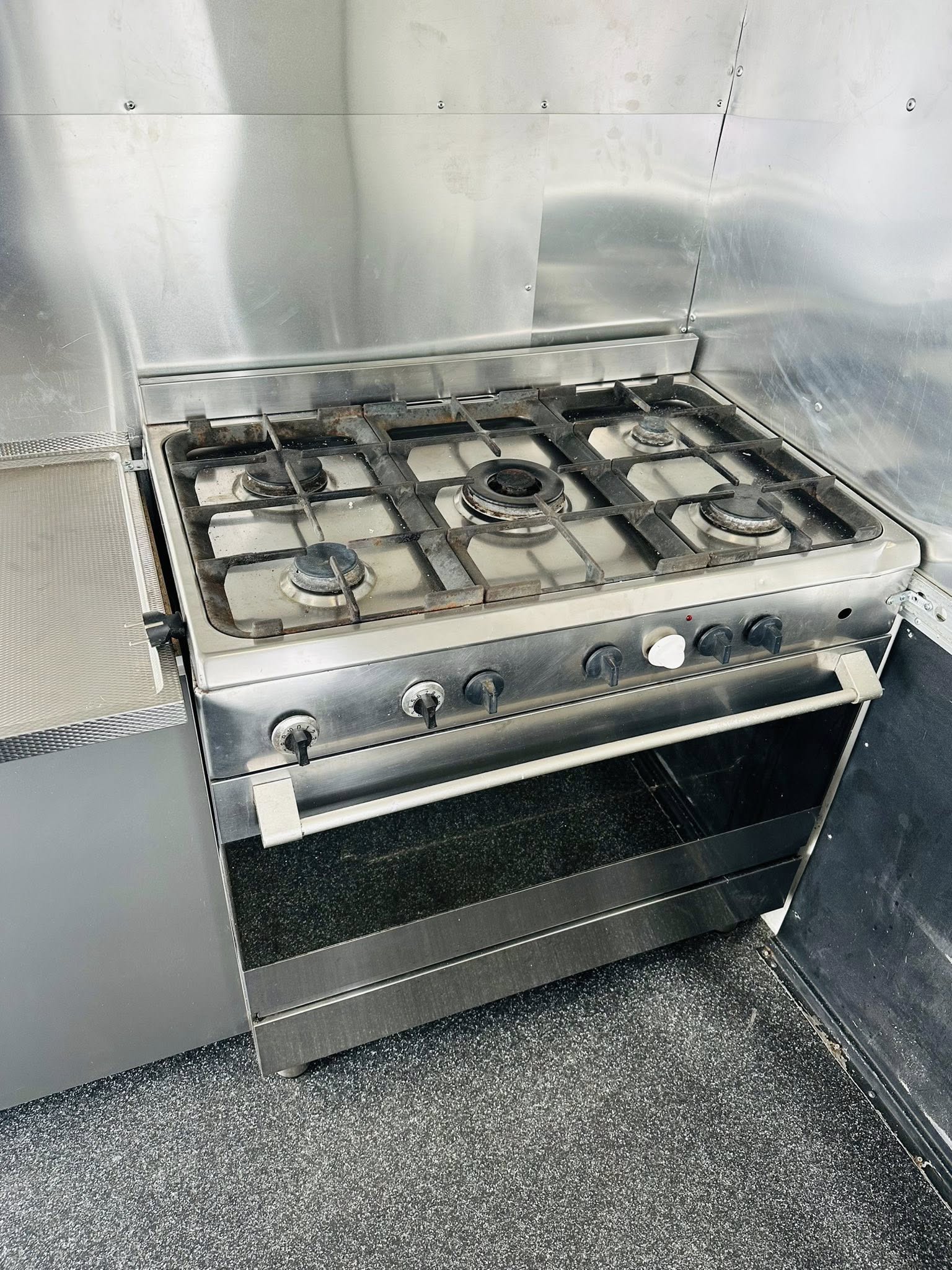 Food Truck Renault Master – Bucătărie mobilă complet echipată pizza burgeri - Imagine 7