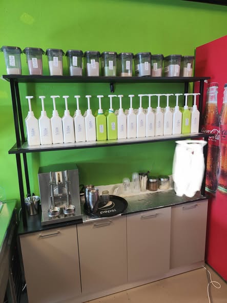 Vitrină + mobilier, shaker electric și mixer frappe + sistem casă de marcat - Imagine 2