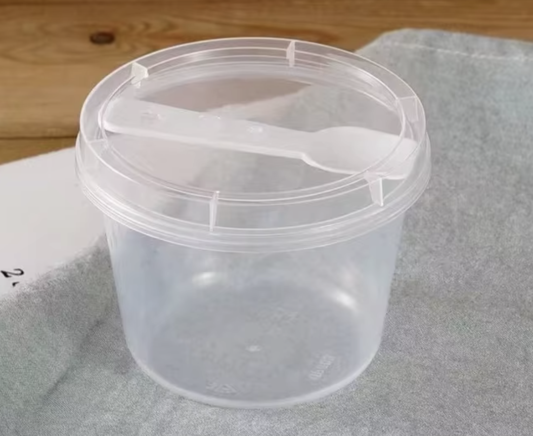 Cumpar cupe de plastic cu capac si linguriță