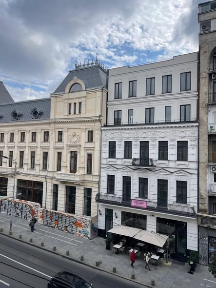 DE ÎNCHIRIAT - ROOFTOP / RESTAURANT/LOUNGE/SKY BAR