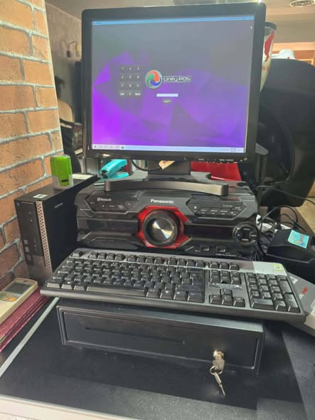 Monitor, tastatura , aparat bon fiscal sertar