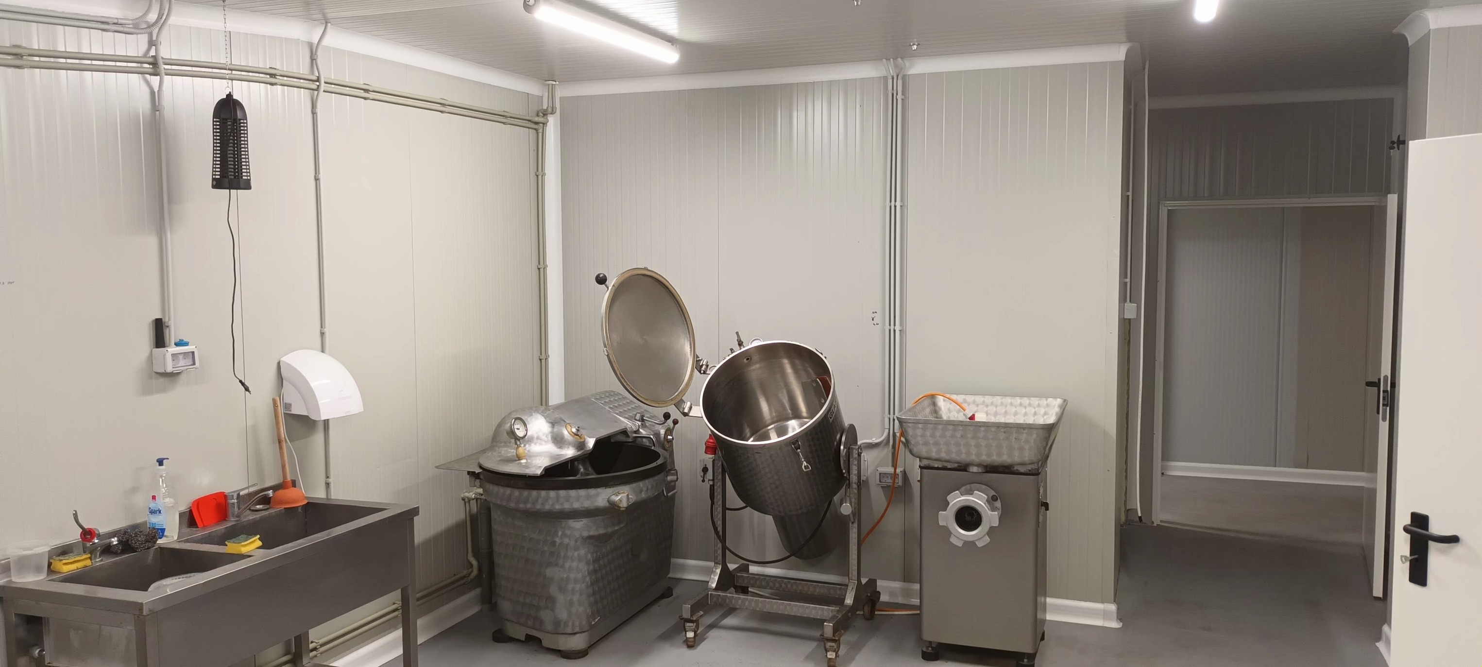 Carmangerie NOUĂ cu Abator- Investiție în industria cărnii - Imagine 6