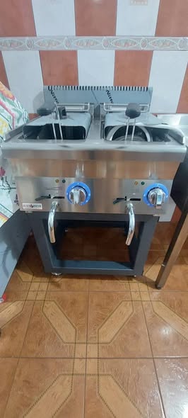 Friteuza noua,sigilta 9+9 l