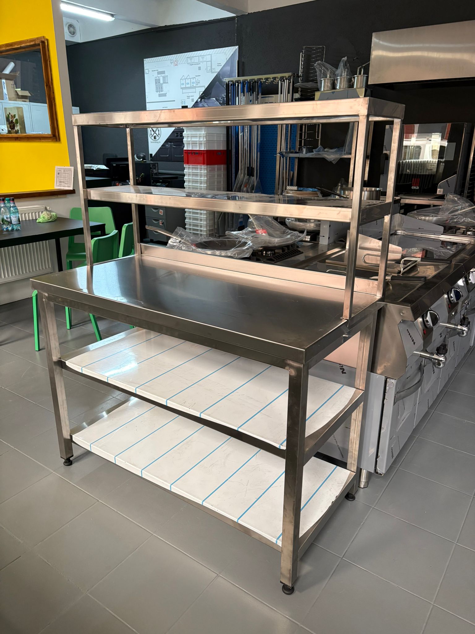 Masa inox profesionala AISI430 cu 2 polite si rebord – masa lucru HoReCa cu suprapozabila