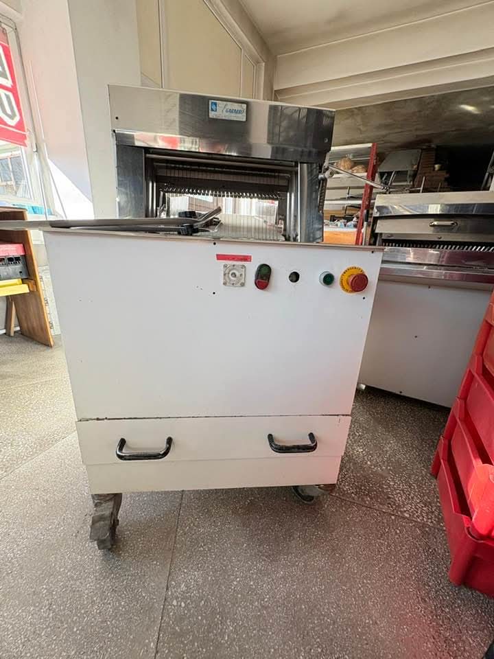 Masina profesionala de feliat paine Gabarro – cu cutite si rola tragatoare noi - Imagine 4