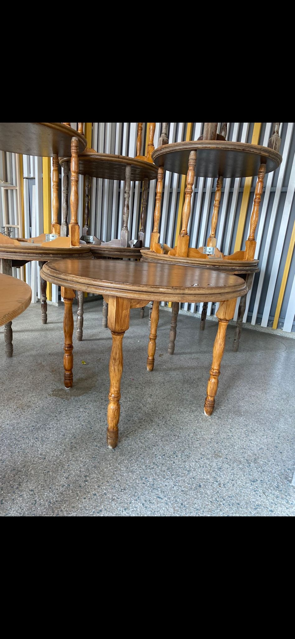 Mese rotunde si scaune din lemn - Imagine 3