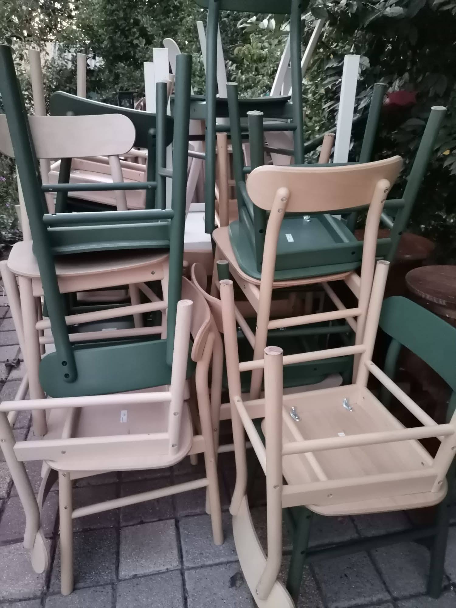 Scaune Ronninge 249/buc negociabil, avem 20 buc . Mese Negre Lisabo 549/ buc negociabil, avem 5 buc.