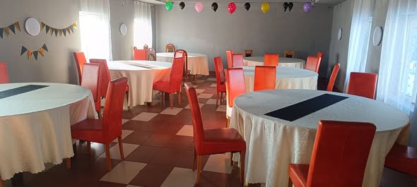 Mese rotunde pentru 12 persoane