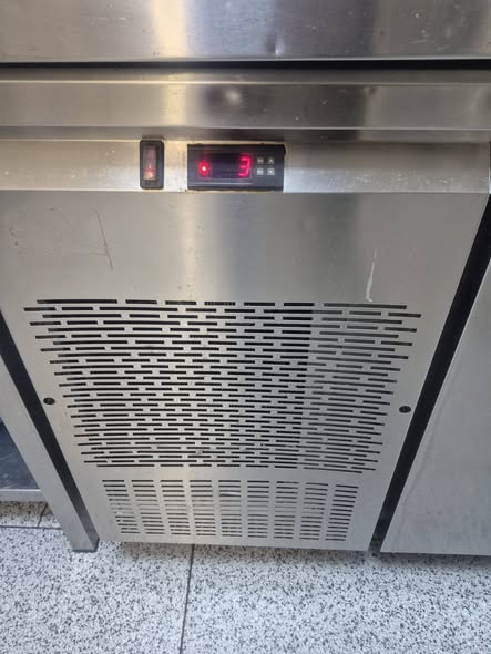Masa frigorifica profesionala cu 3 usi inox – stare foarte buna de functionare