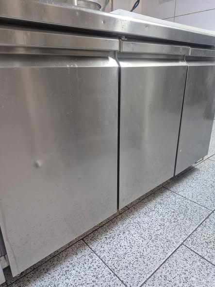 Masa frigorifica profesionala cu 3 usi inox – stare foarte buna de functionare - Imagine 2