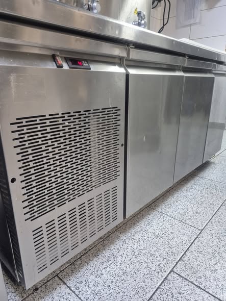 Masa frigorifica profesionala cu 3 usi inox – stare foarte buna de functionare - Imagine 3