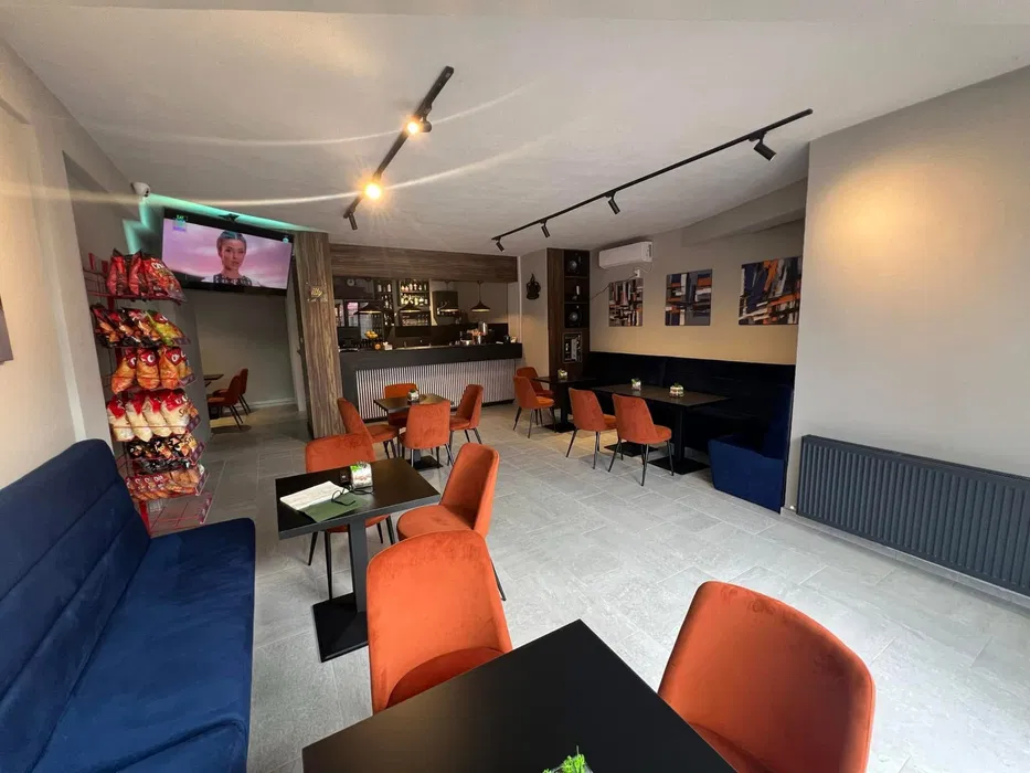 Mobilier premium cafenea si bar HoReCa - mese, scaune, canapele si bar complet ca noi
