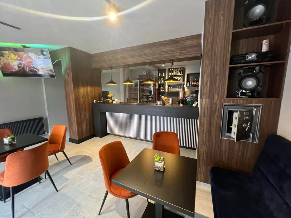 Mobilier premium cafenea si bar HoReCa - mese, scaune, canapele si bar complet ca noi - Imagine 3