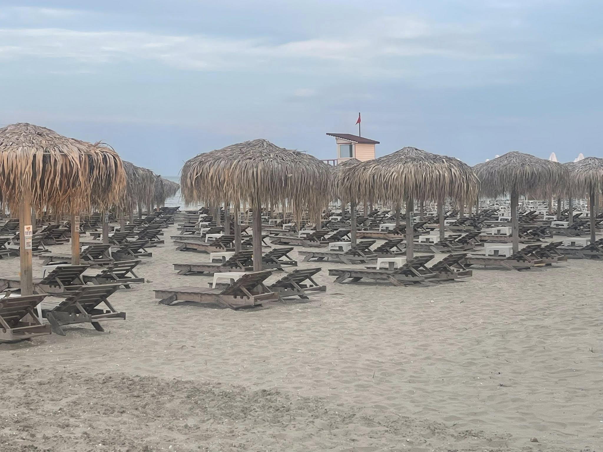 Seturi complete pentru plaja si beach bar cu umbrele tropicale si sezlonguri | Constanta
