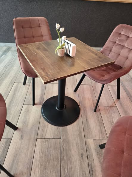 Vand set mese / masa  horeca din fag cu picioare metalice – ideale pentru restaurant, cafenea sau terasa