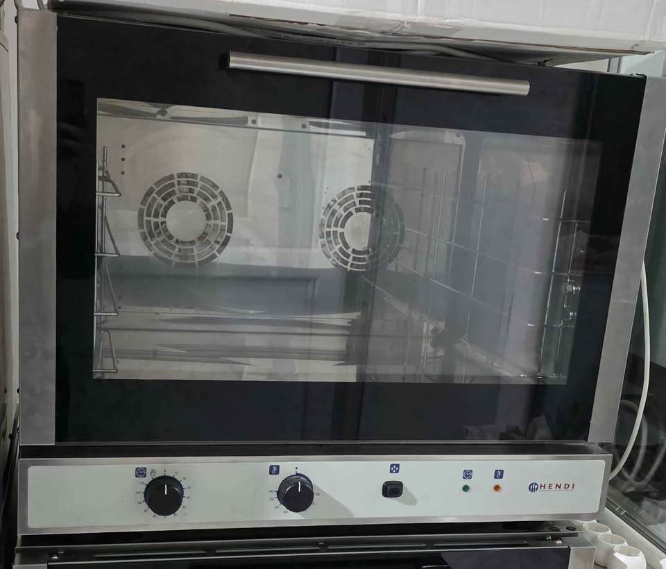 Cuptor profesional Hendi cu convectie – ideal pentru patiserie, pizza si fast food