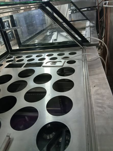 Vitrina frigorifica profesionala pentru ingrediente pizza, shaorma si fast-food