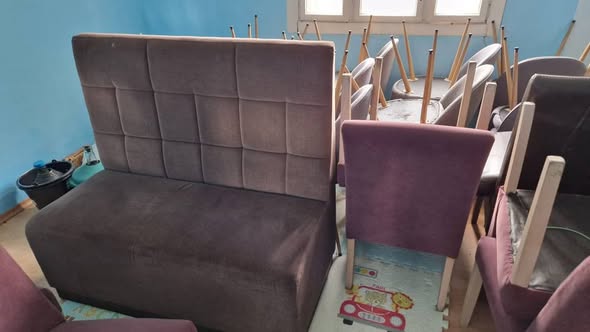 Set mobilier horeca din lemn masiv – scaune, canapele si masa mare pentru restaurant / cafenea