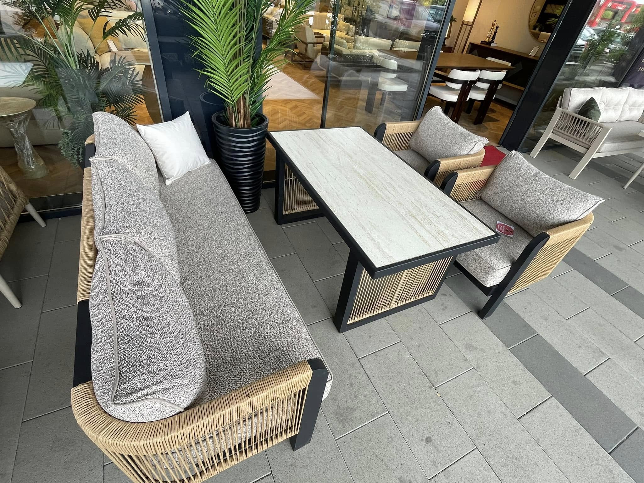 Set mobilier horeca premium pentru terasa – canapea, fotolii si masa moderna