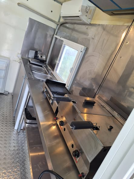 Rulota Fast Food de inchiriat in Iasi – rulota utilata complet pentru street food si food truck - Imagine 2