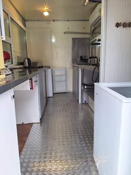 Rulota Fast Food de inchiriat in Iasi – rulota utilata complet pentru street food si food truck - Imagine 3