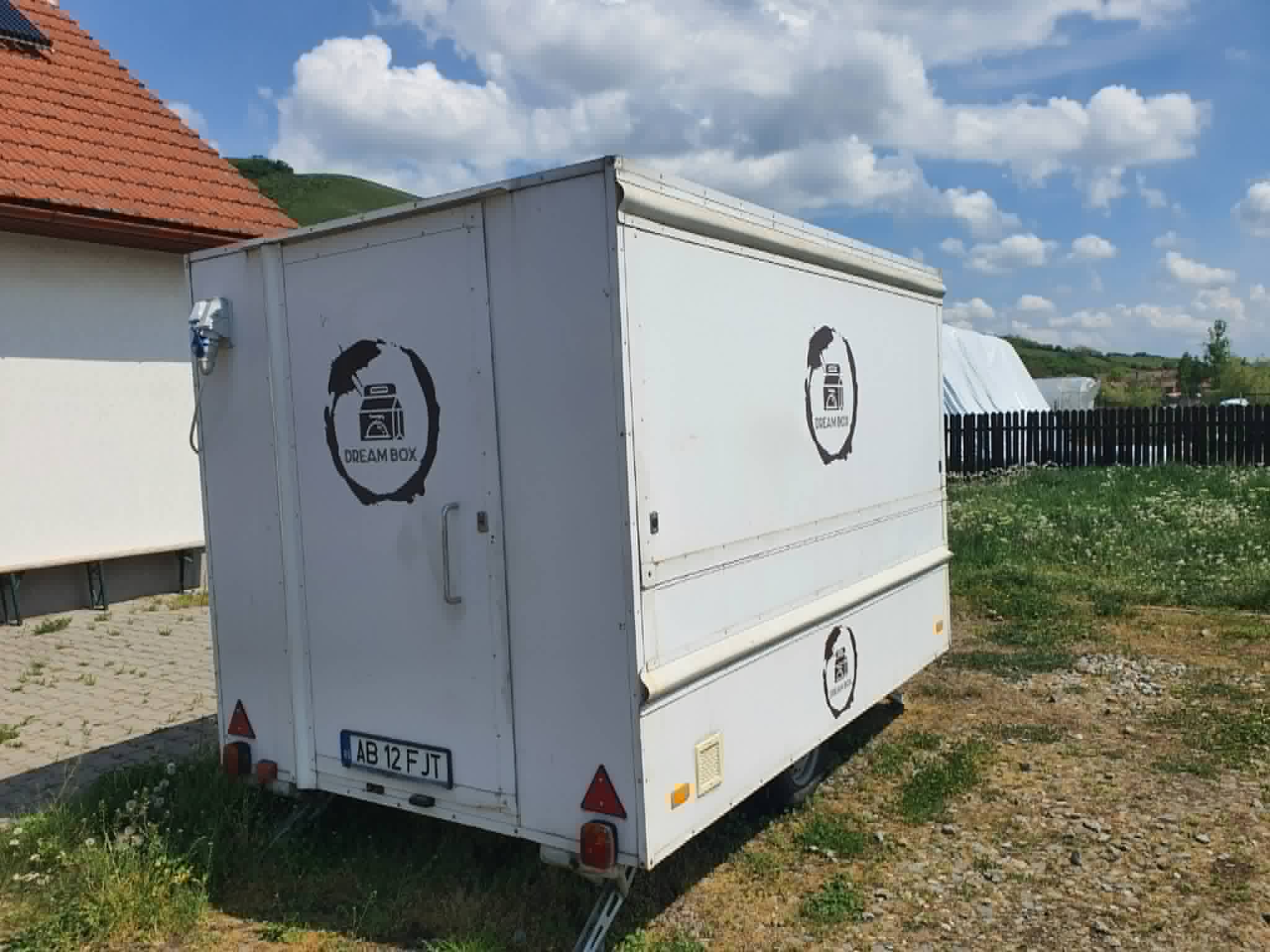 Food trailer / rulota fast-food complet echipata – se conduce cu categoria B
