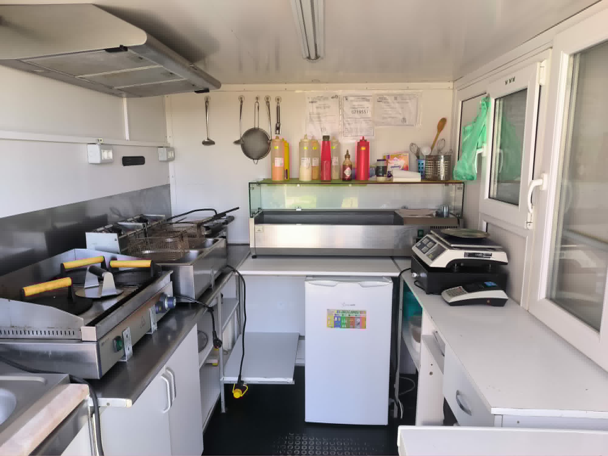Food trailer / rulota fast-food complet echipata – se conduce cu categoria B - Imagine 2