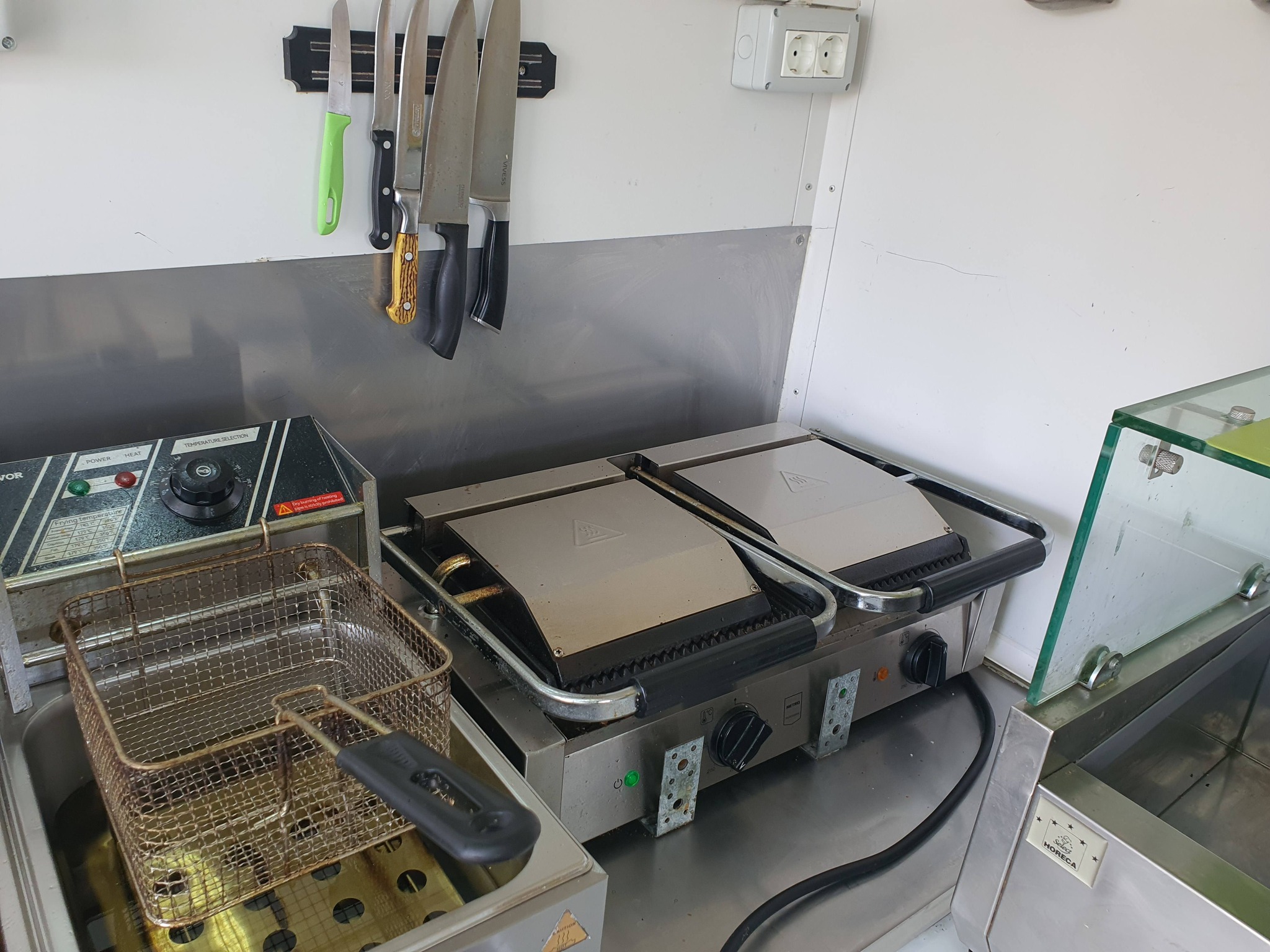 Rulota fast-food / food trailer complet echipata – afacere mobila horeca - Imagine 3