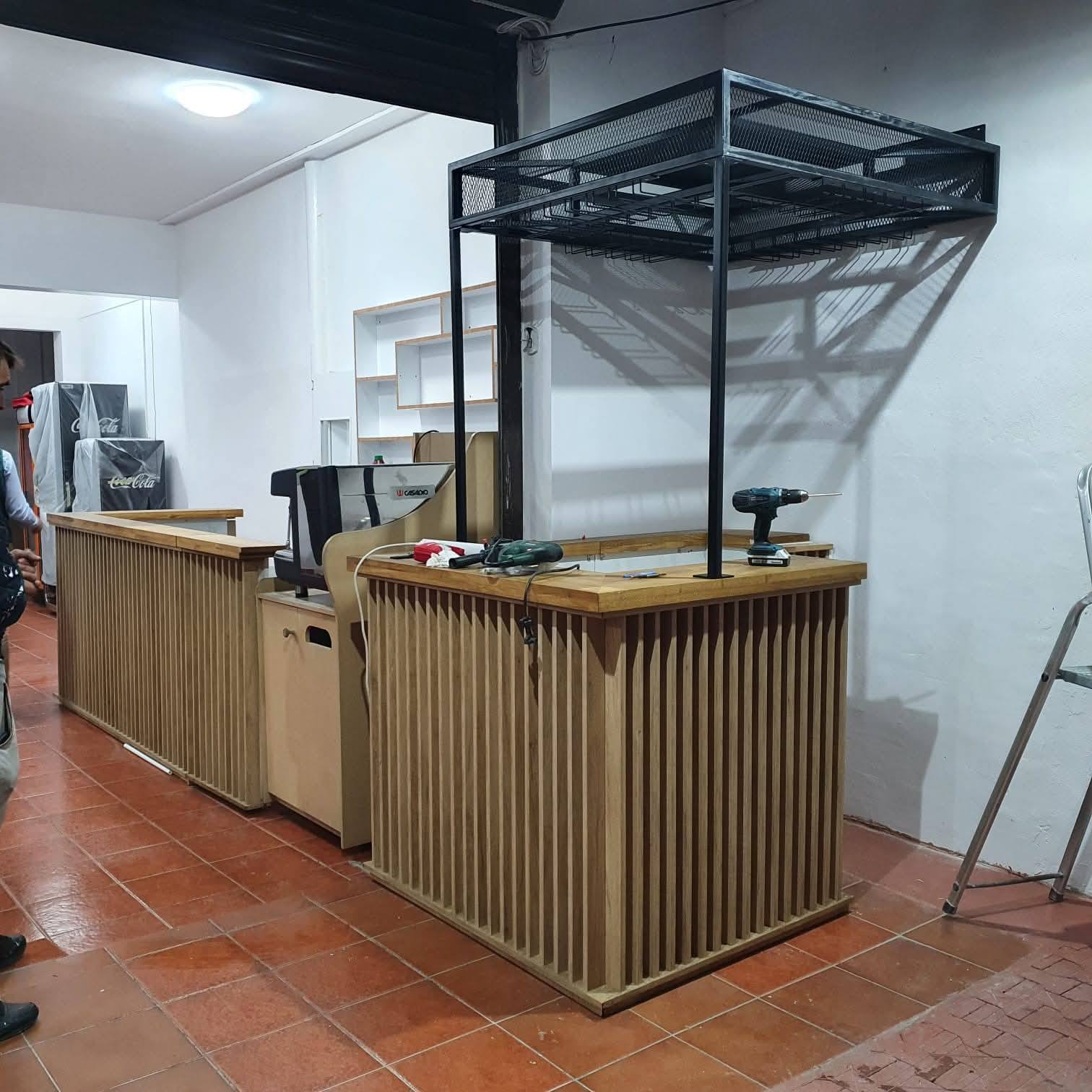 Bar horeca premium din stejar cu riflaj si suport pahare fier forjat – montaj inclus
