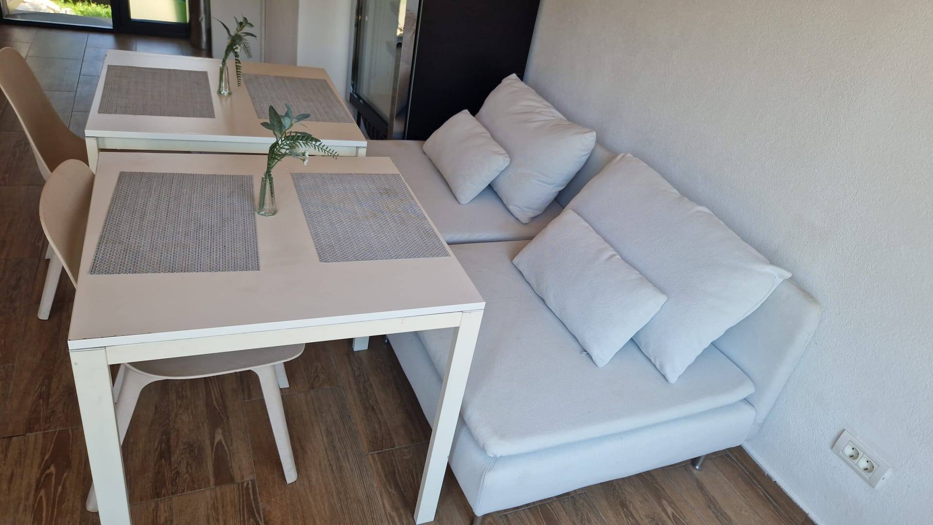 Set mobilier horeca complet – canapele, mese si scaune – ideal lounge sau cafenea