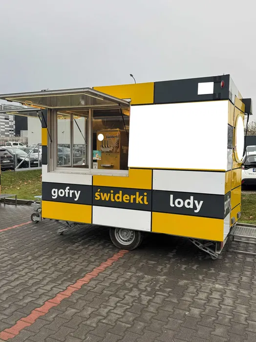 Food Truck / Rulota comerciala pentru inghetata soft si deserturi – complet utilata