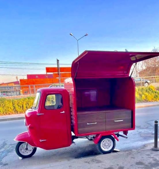 Tuk Tuk / Prosecco Van premium pentru evenimente | Concept mobil HoReCa pentru sali de evenimente si petreceri