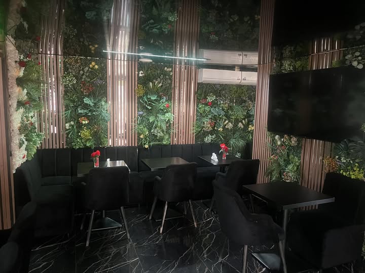 Set complet mobilier HoReCa premium – canapele catifea, mese si scaune negru pentru restaurant, cafenea sau lounge Bucuresti