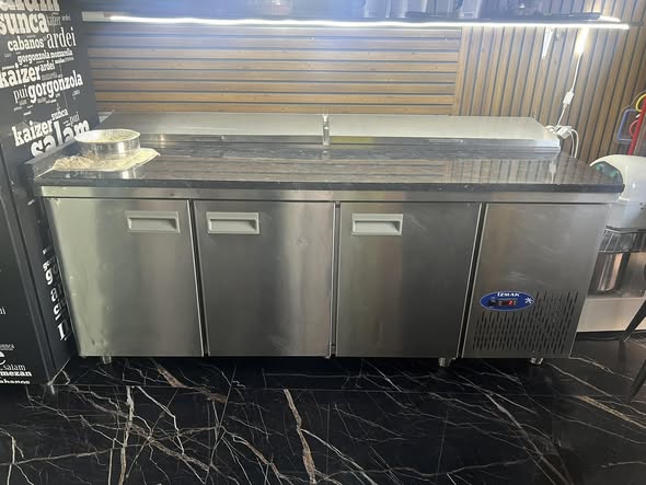Masa frigorifica pizza Zmak 3 usi cu blat granit – masa refrigerata profesionala HoReCa
