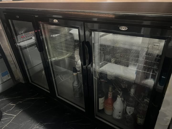 Frigider bar profesional cu 3 usi din sticla – vitrina frigorifica horeca pentru bar, pub sau restaurant