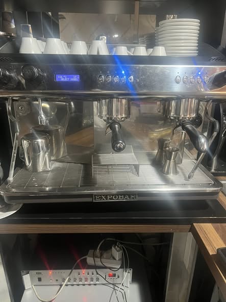 Espressor profesional ExpoBar 2 grupuri + rasnita cafea – ideal pentru cafenea, bar sau business HoReCa