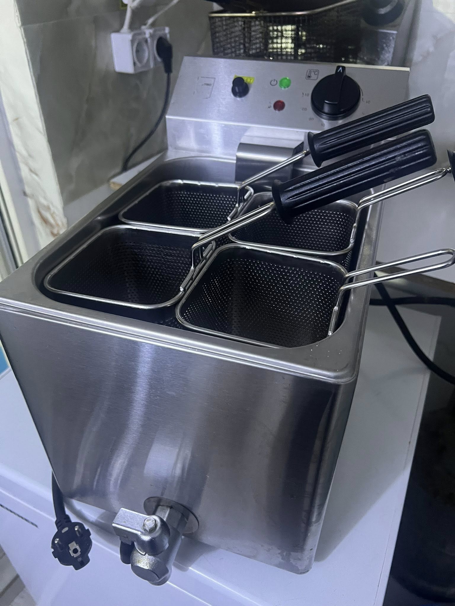 Friteuza electrica profesionala inox – 4 cosuri, ideala pentru fast-food, restaurant sau catering