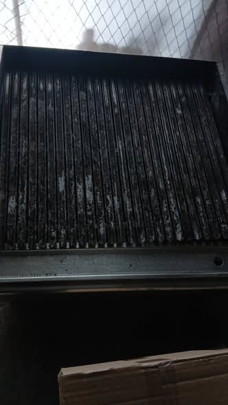 Grill profesional pe gaz cu roca vulcanica – echipament HoReCa pentru restaurante