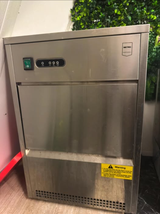 Masina de gheata Metro Professional 24kg – ideala pentru bar, cafenea si horeca