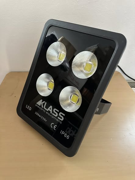 Proiector LED Klass 200W IP66 – iluminat profesional pentru exterior si spatii comerciale