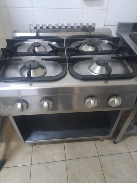 Aragaz profesional pe gaz 4 arzatoare inox pentru restaurante, fast-food si bucatarie HoReCa