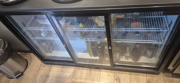 Vitrina frigorifica profesionala GGM Gastro cu 3 usi glisante din sticla – ideala pentru bar, cafenea si HoReCa
