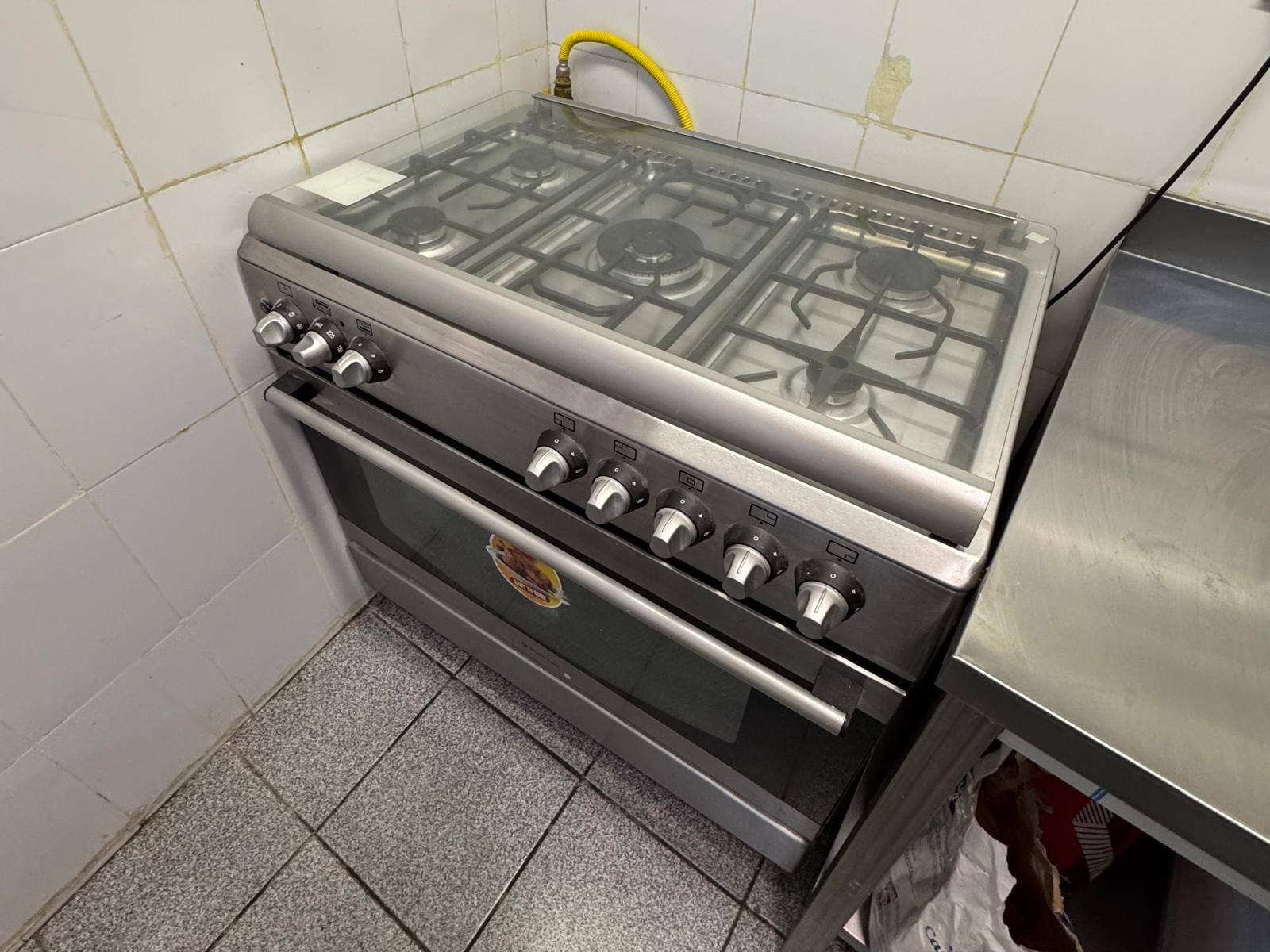 Aragaz profesional cu 5 ochiuri si cuptor – aproape nou, ideal pentru HoReCa si bucatarie profesionala