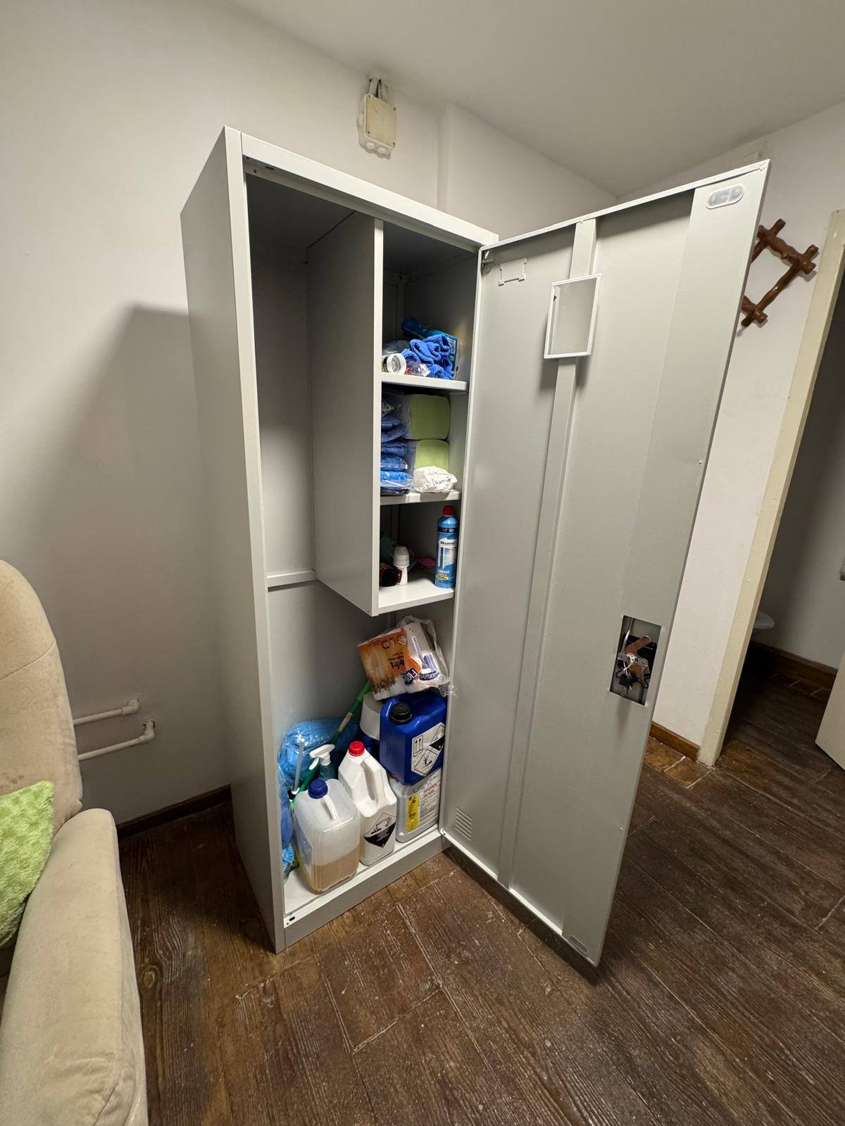 Dulap metalic profesional pentru depozitare – ideal pentru restaurante, fast-food si HoReCa