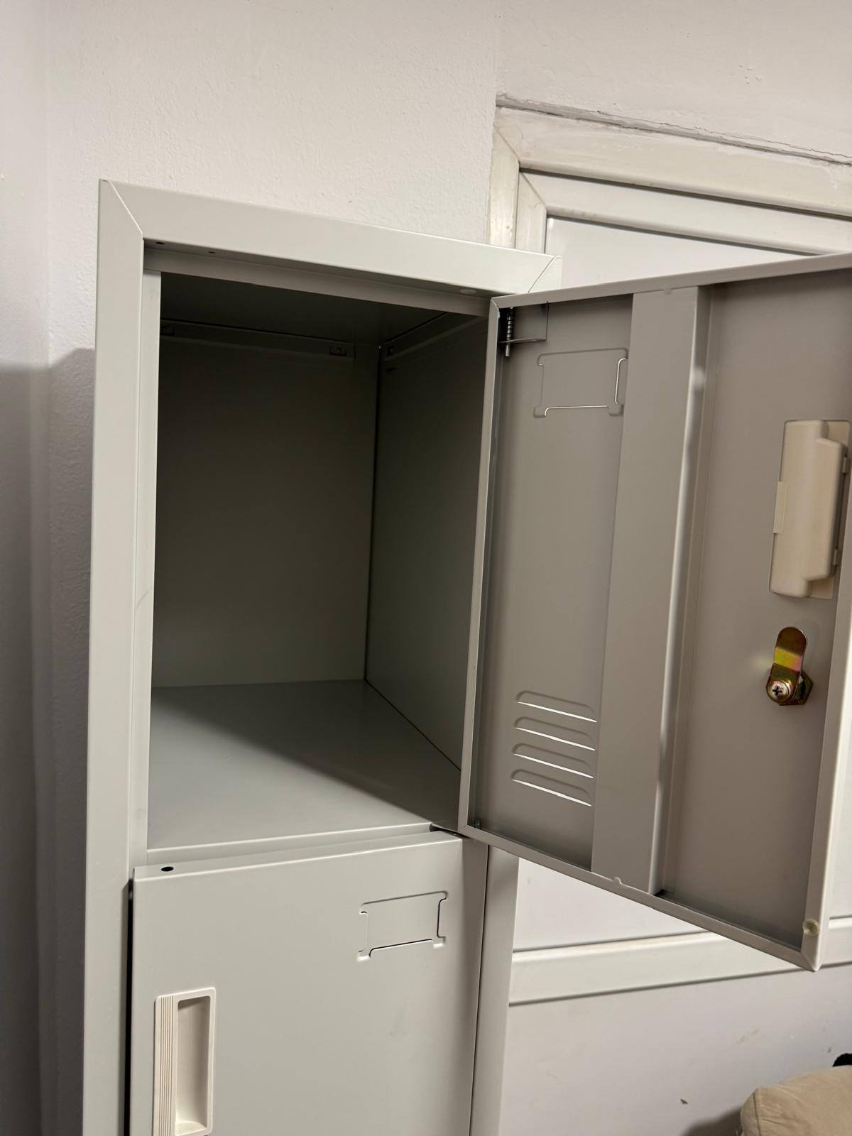Fiset metalic profesional cu 4 compartimente si chei – ideal pentru vestiar, personal sau HoReCa