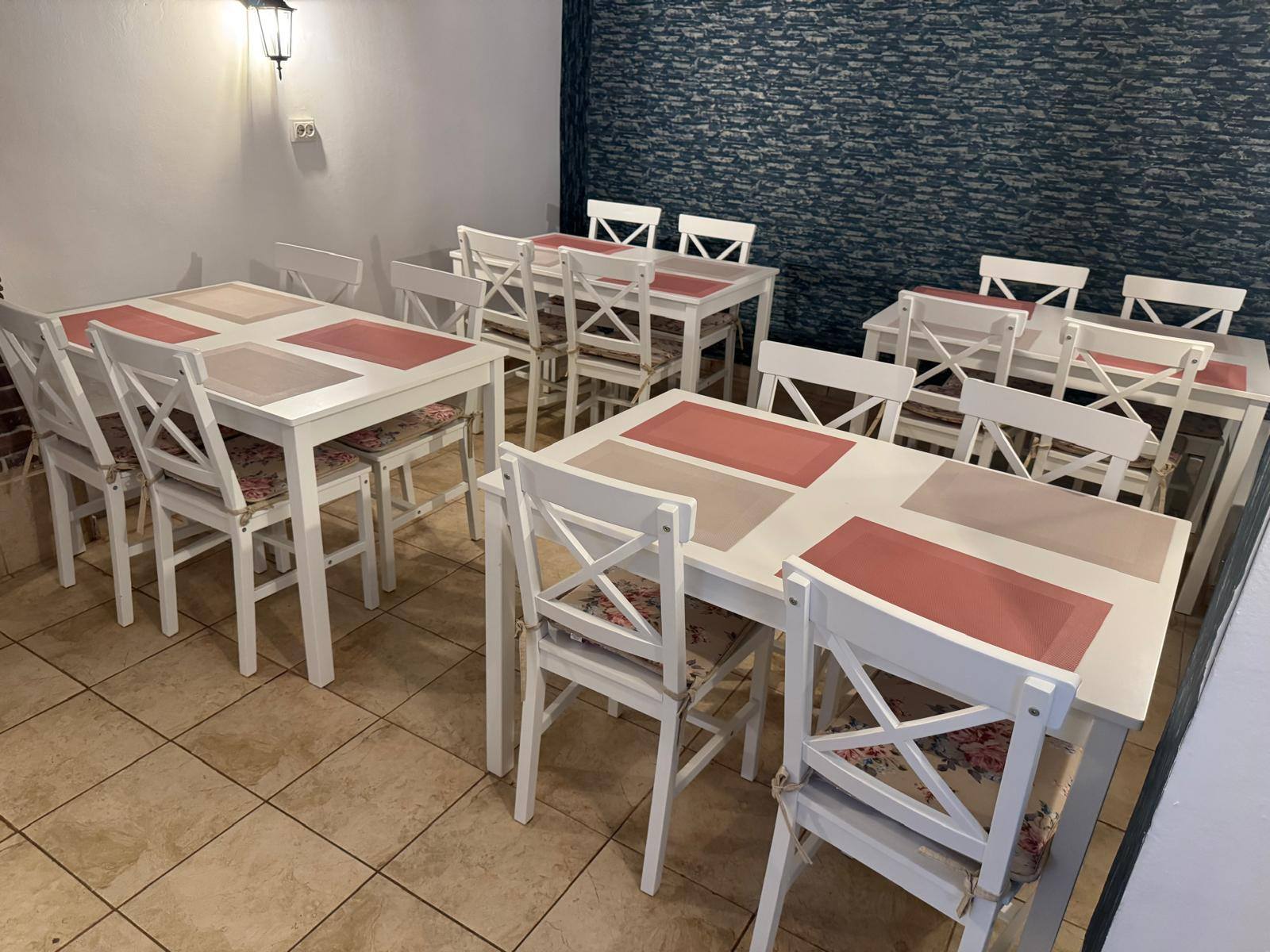Set mese si scaune pentru restaurant, cafenea sau fast-food – mobilier HoReCa modern