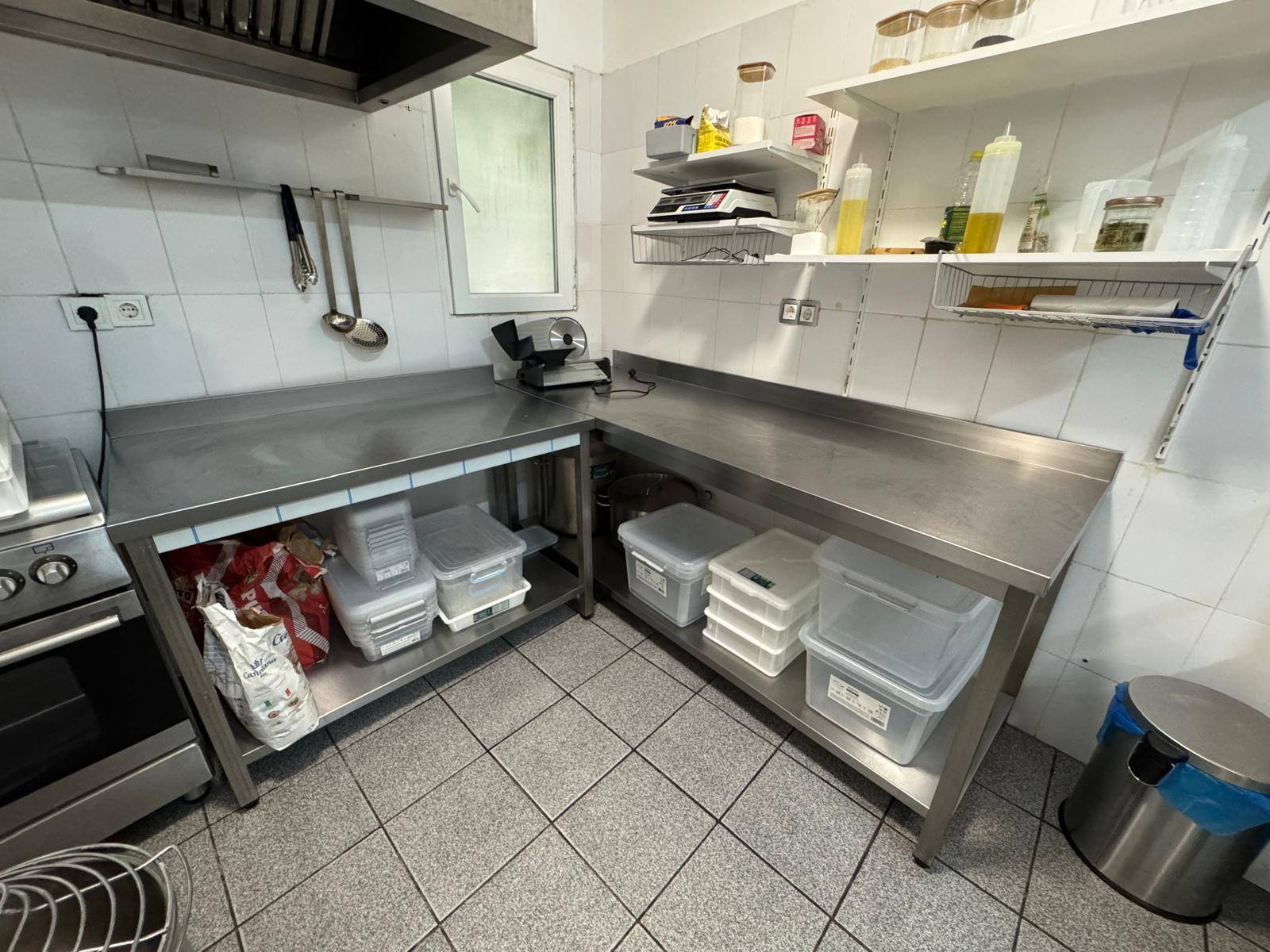 Mese inox profesionale pentru bucatarie HoReCa – ideale pentru restaurant, fast-food sau laborator alimentar