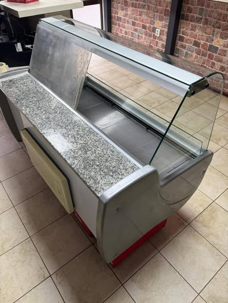 Vitrina frigorifica profesionala IGLOO 130x80 – ideala pentru pizzerie, cofetarie sau magazin alimentar