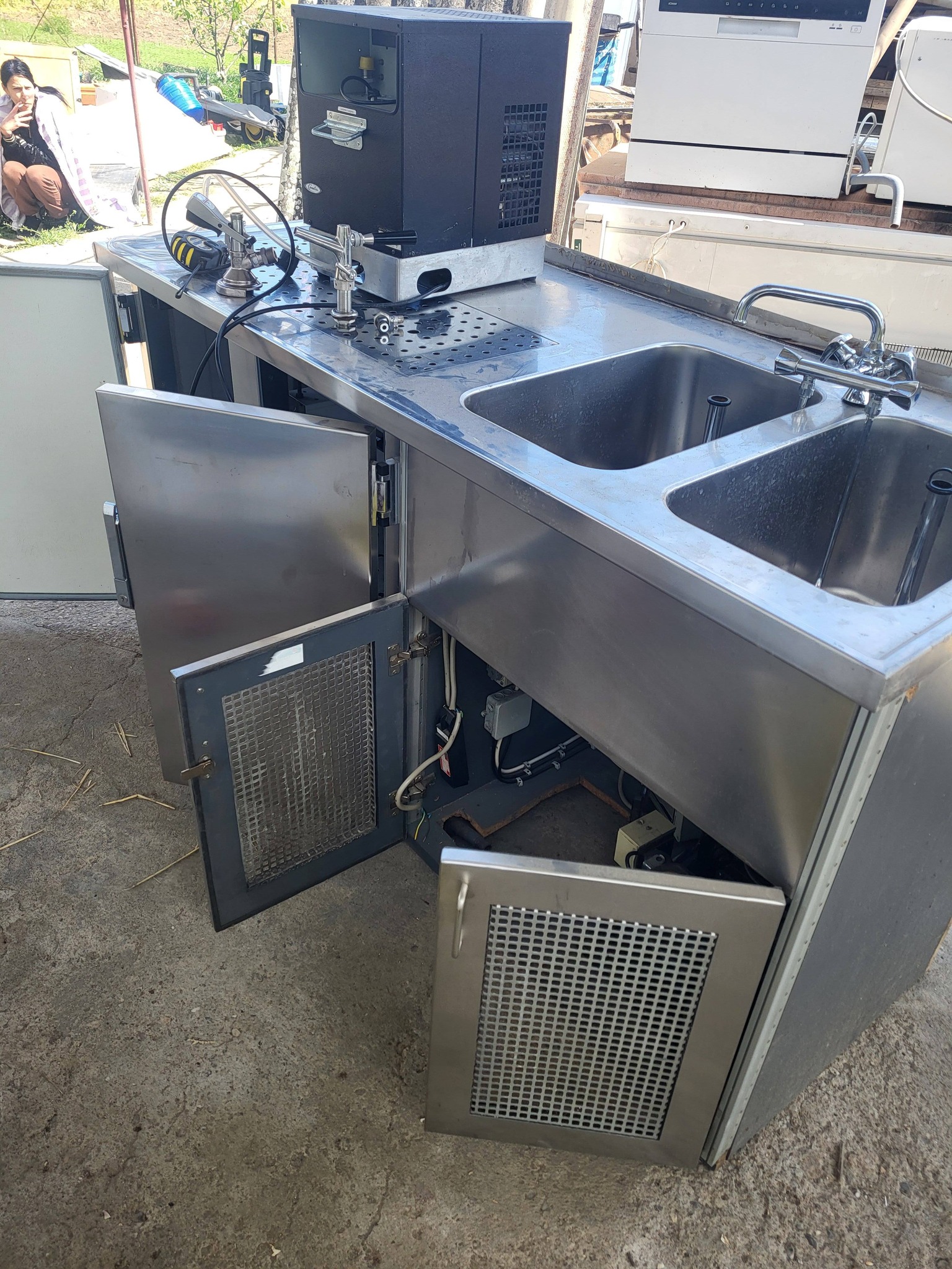 Bar profesional inox cu chiuveta dubla si racitor incorporat – ideal pentru pub, terasa sau restaurant